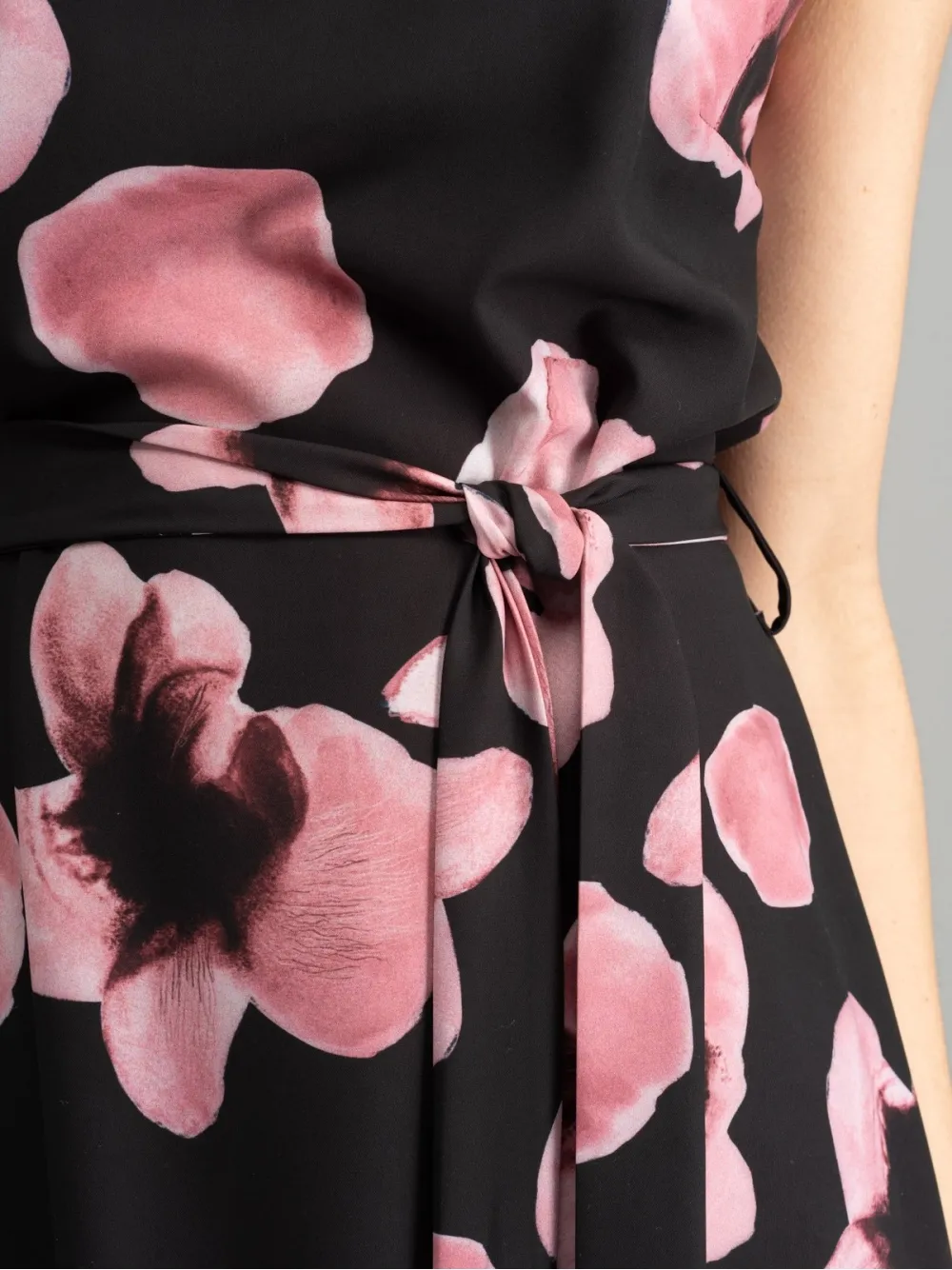 Abito donna fluido smanicato con stampa rosa cipria