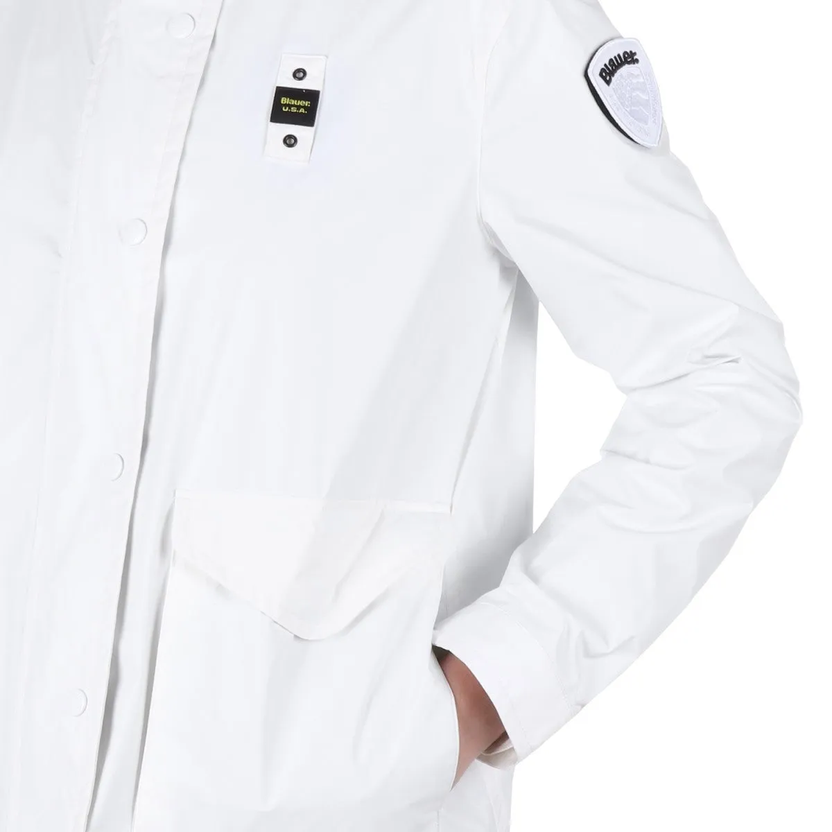 Blauer giubbino leggero corto con cappuccio bianco