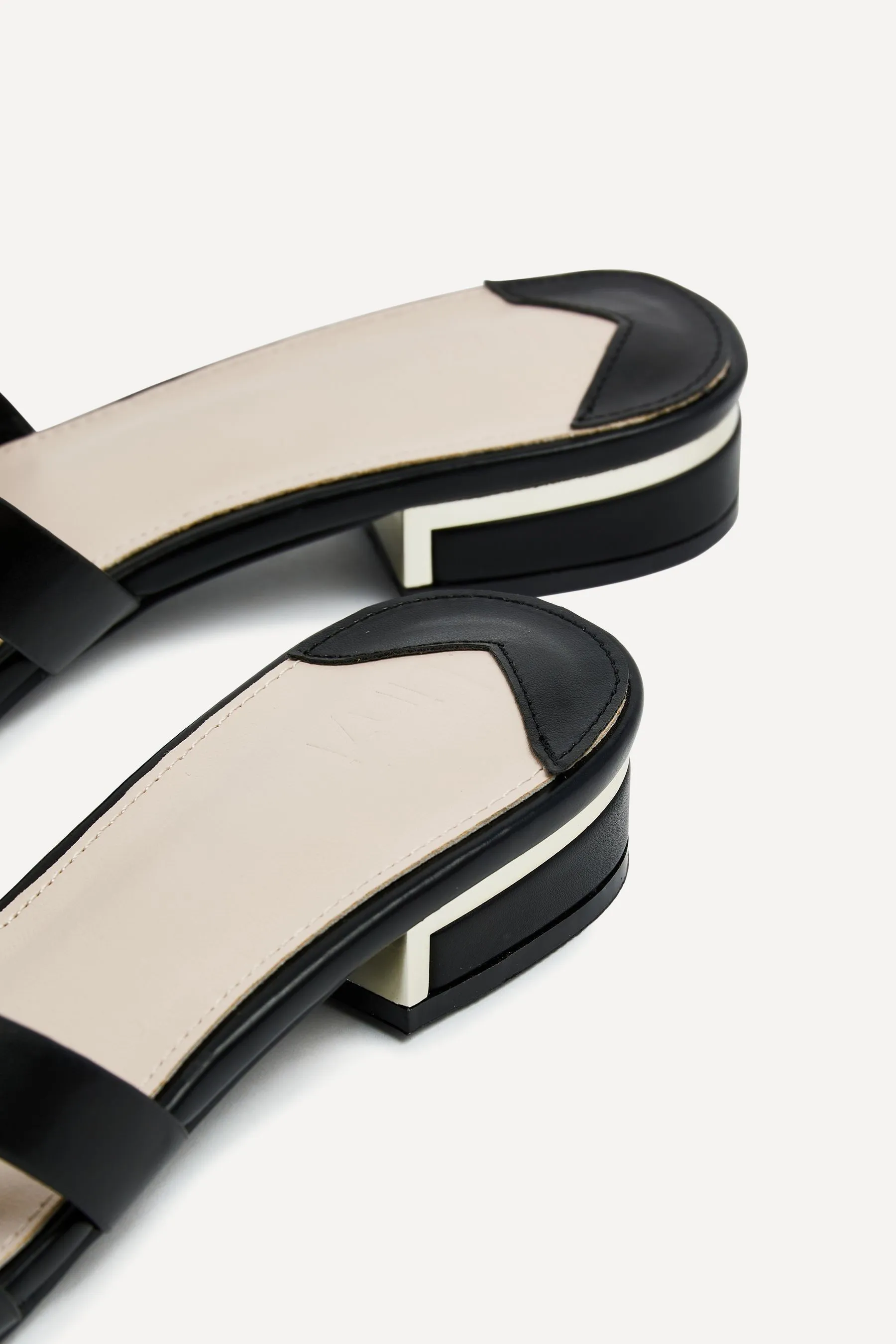 Linzi Gallery - Sandali con tacco basso e Oro