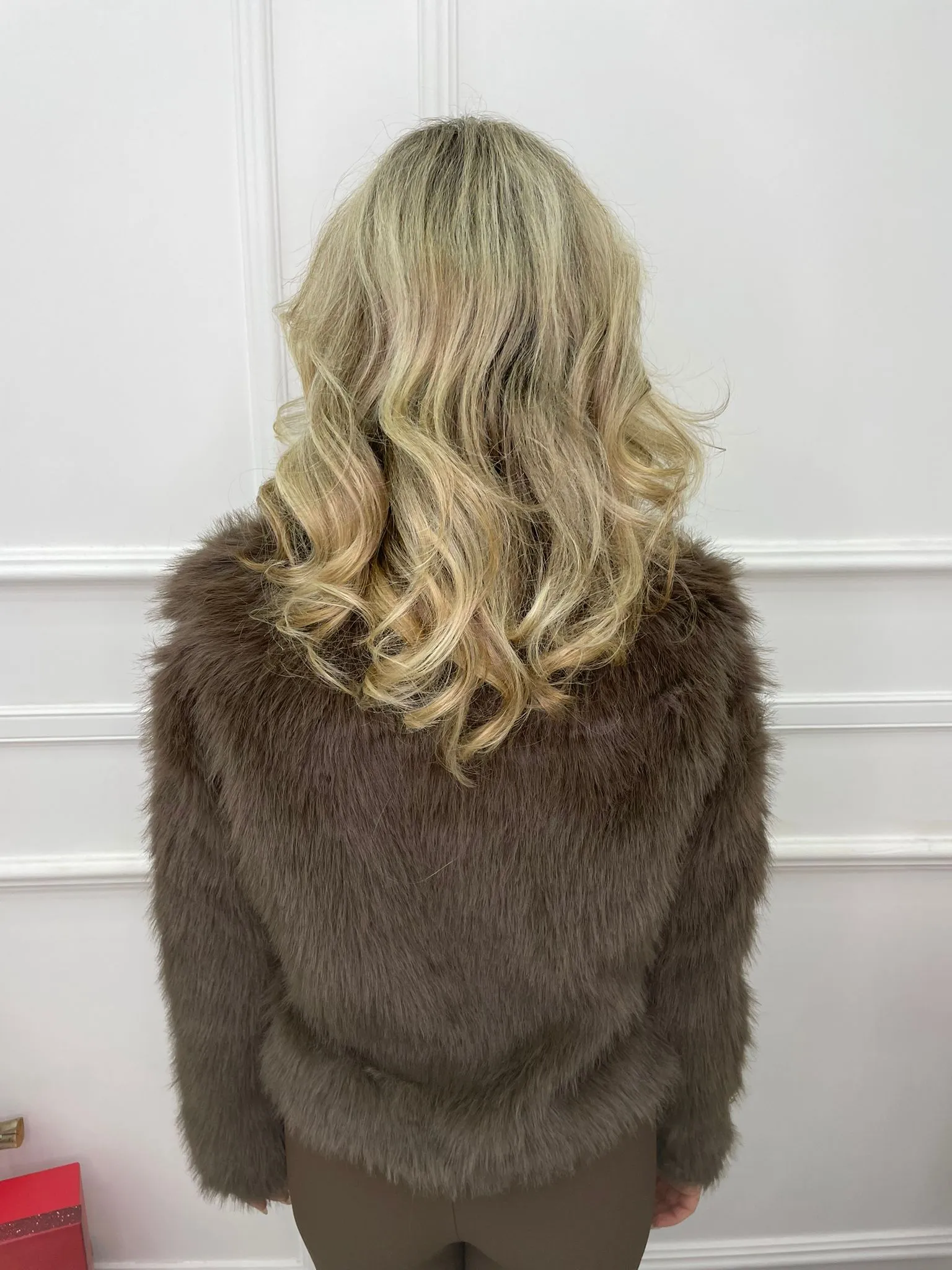 Pelliccia eco con applicazioni swarovski alle maniche
