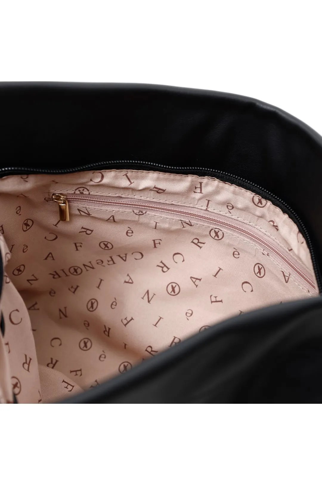 pochette con logo cn in rilievo