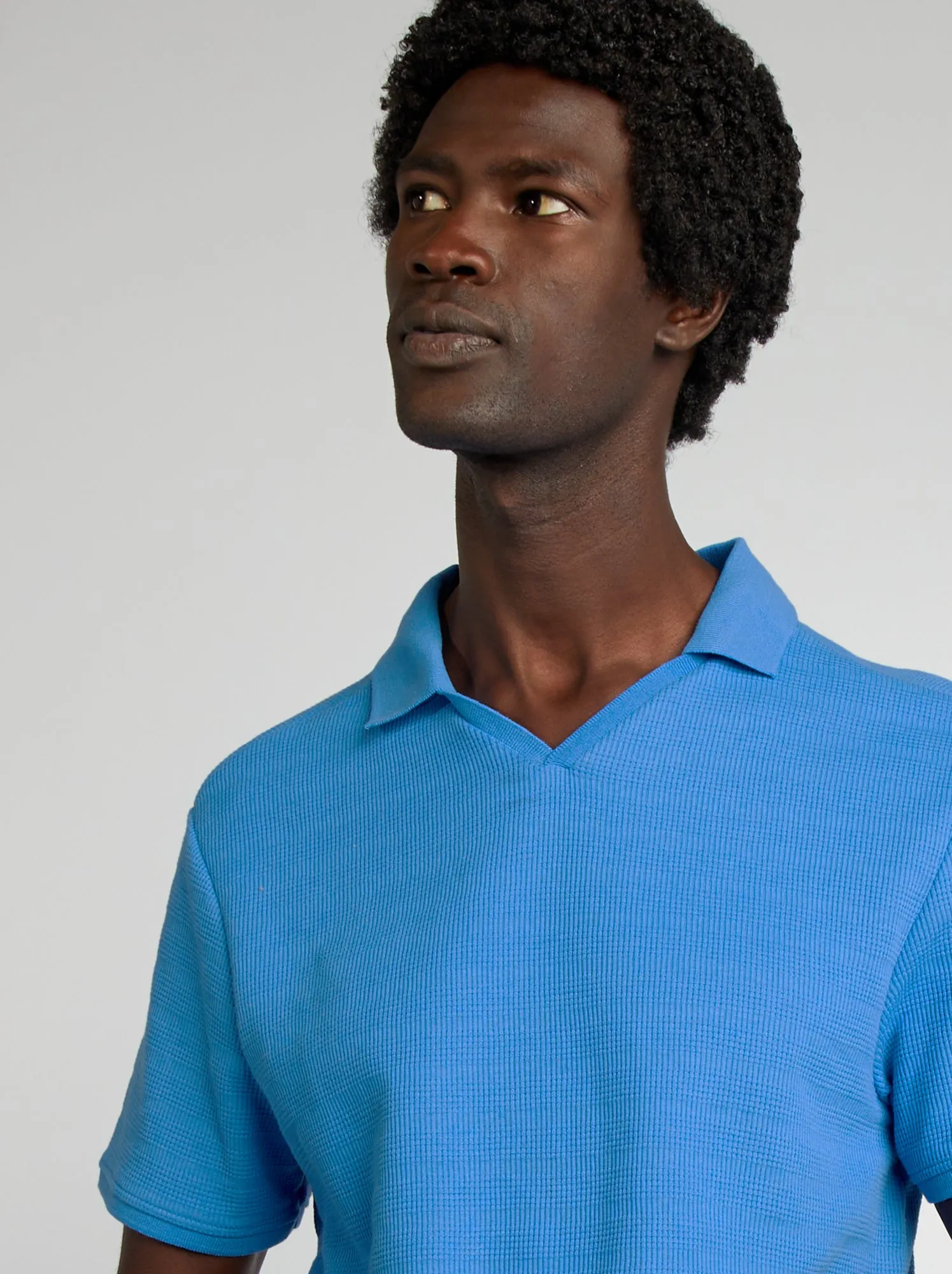 Polo in maglia testurizzata con scollo a V - BLU