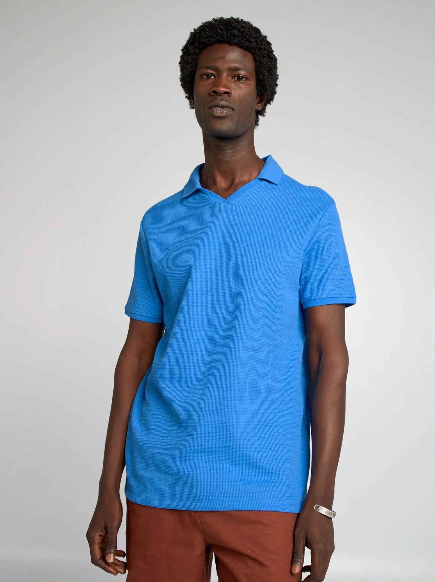 Polo in maglia testurizzata con scollo a V - BLU