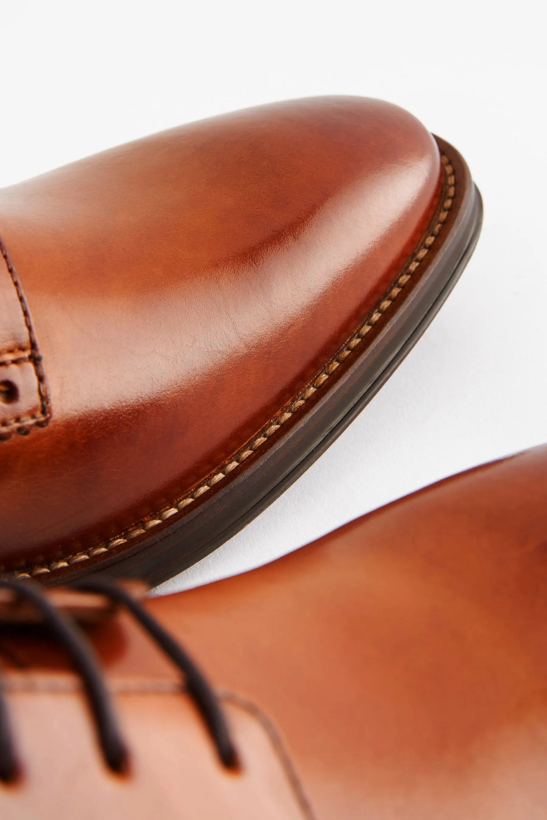 Scarpe Derby in pelle con suola a contrasto    