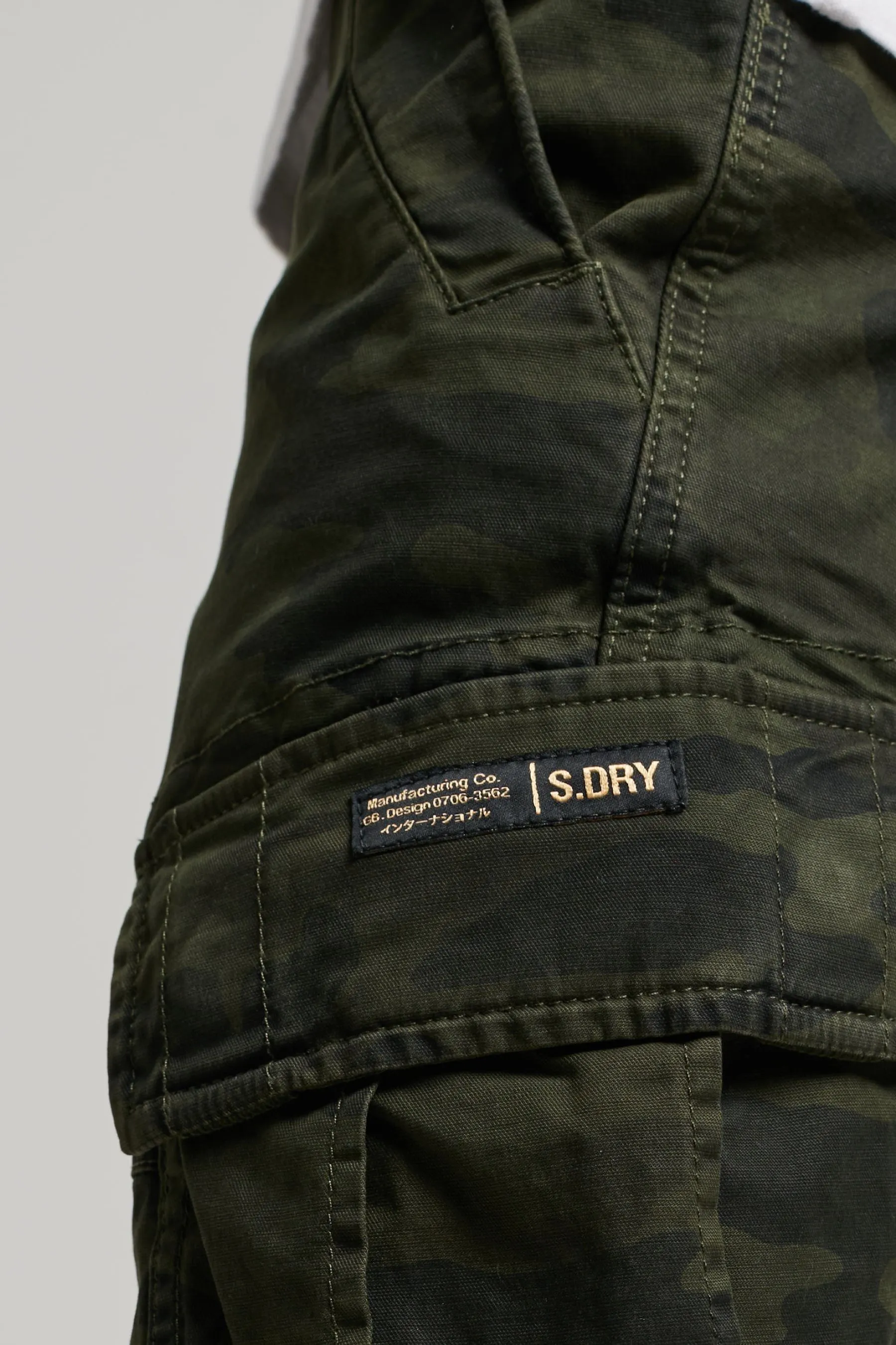 Superdry - Shorts cargo con logo vintage