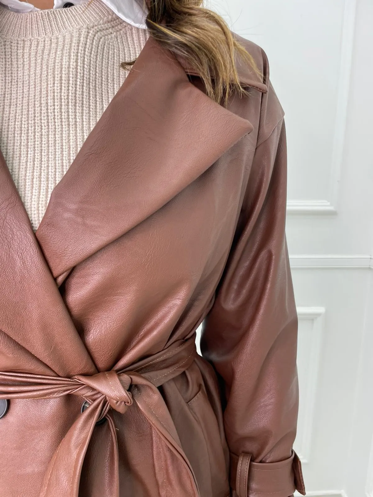 Trench eco pelle con cintura in vita