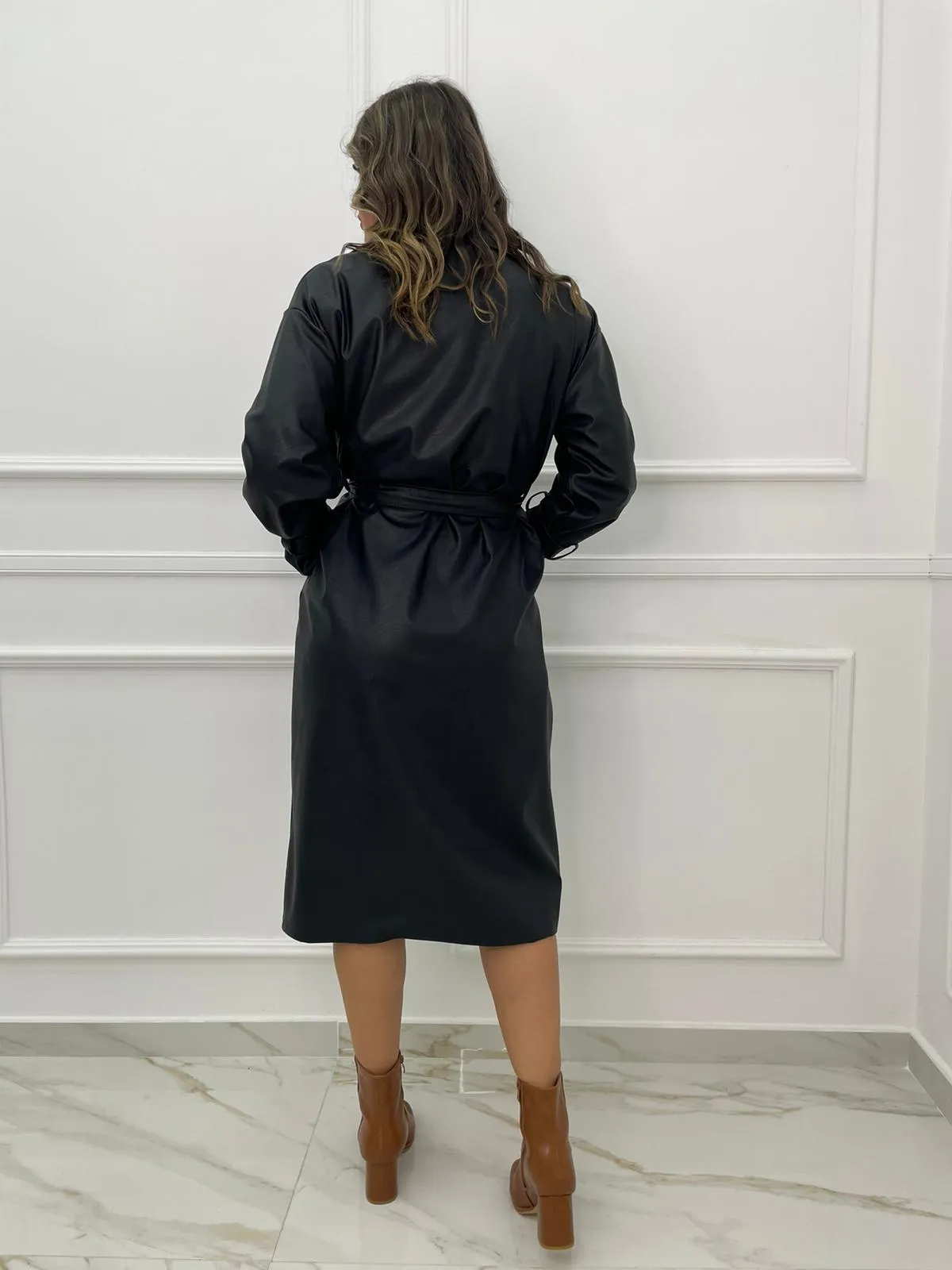 Trench eco pelle con cintura in vita