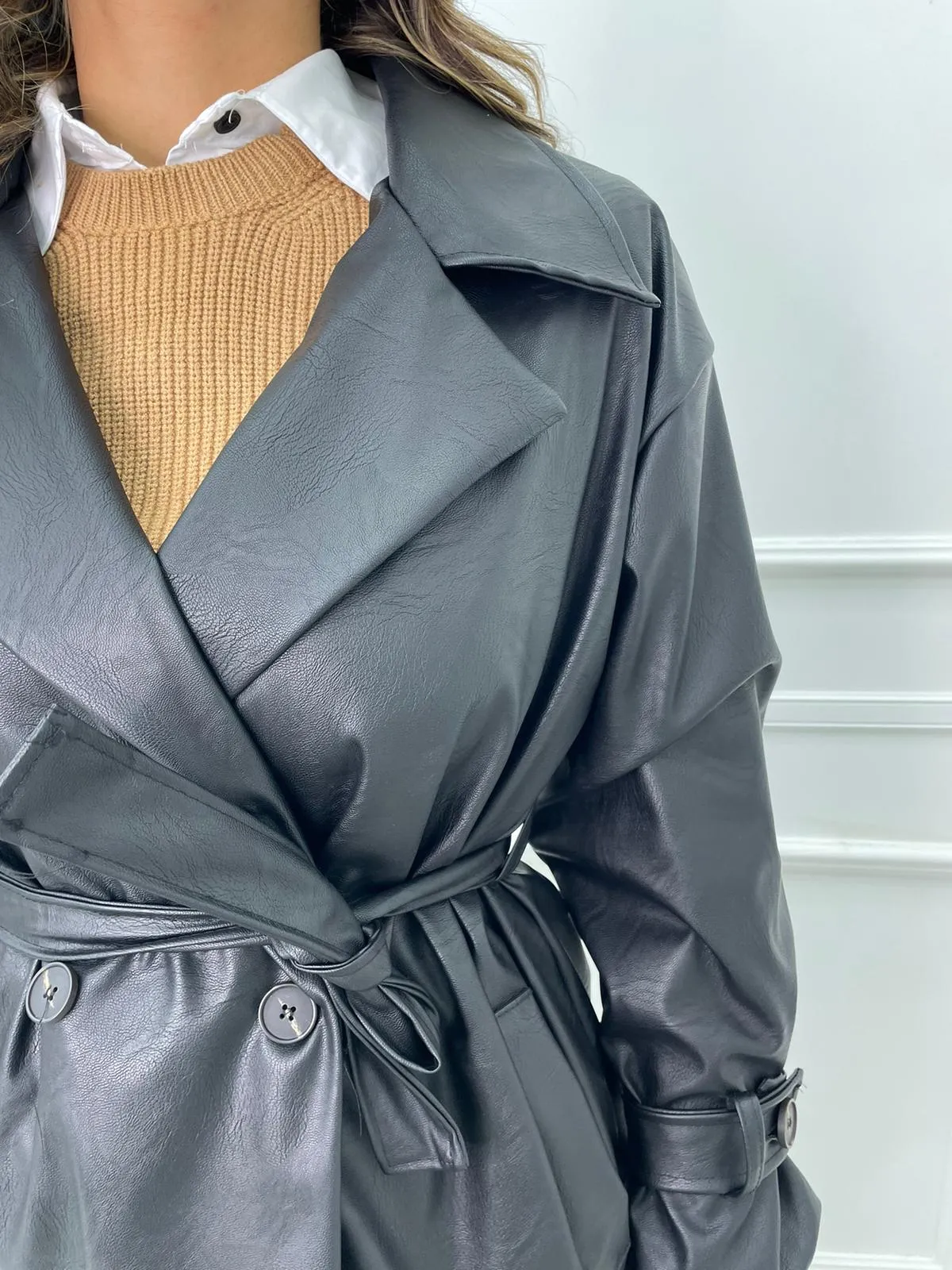 Trench eco pelle con cintura in vita