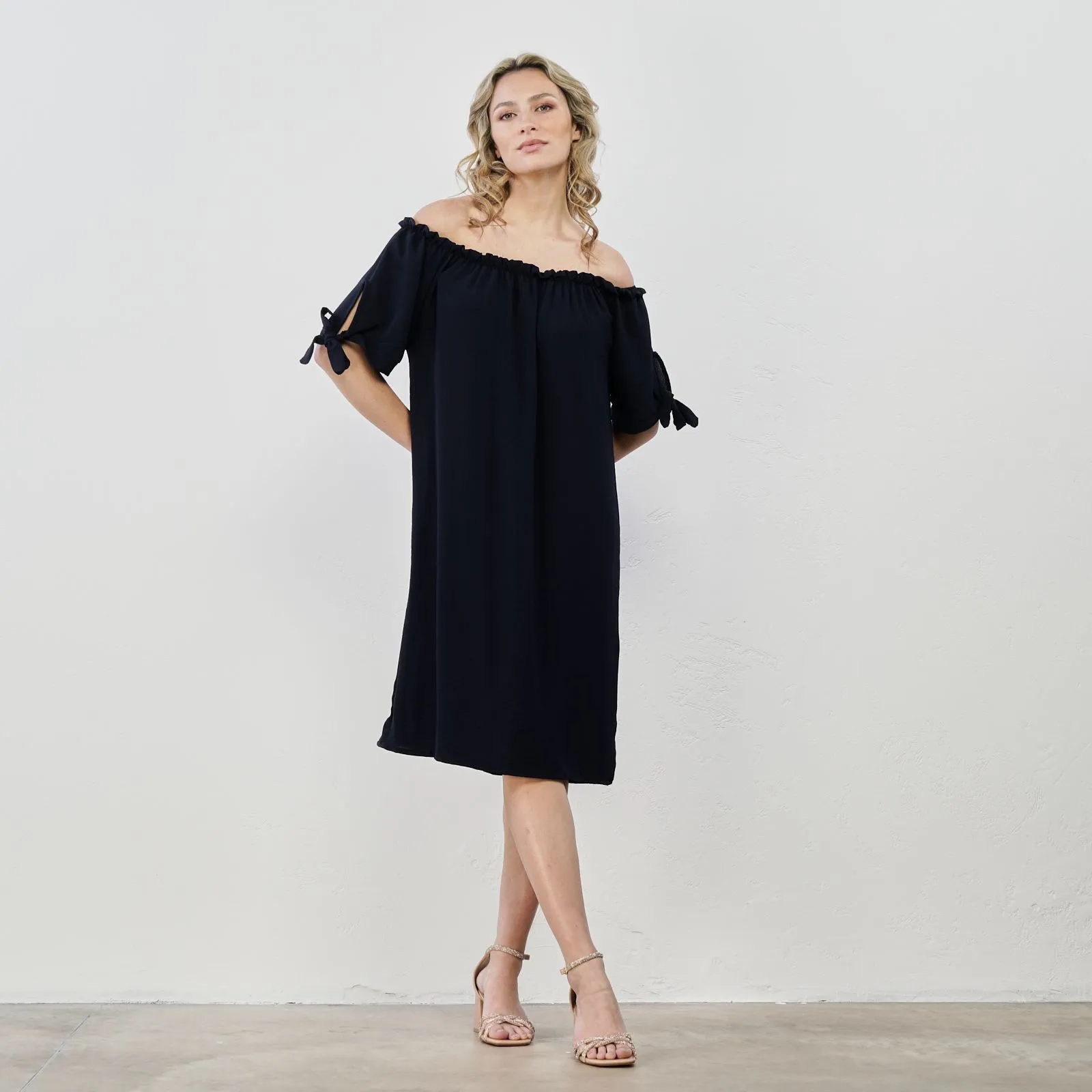 Vestito corto blu con scollo arricciato