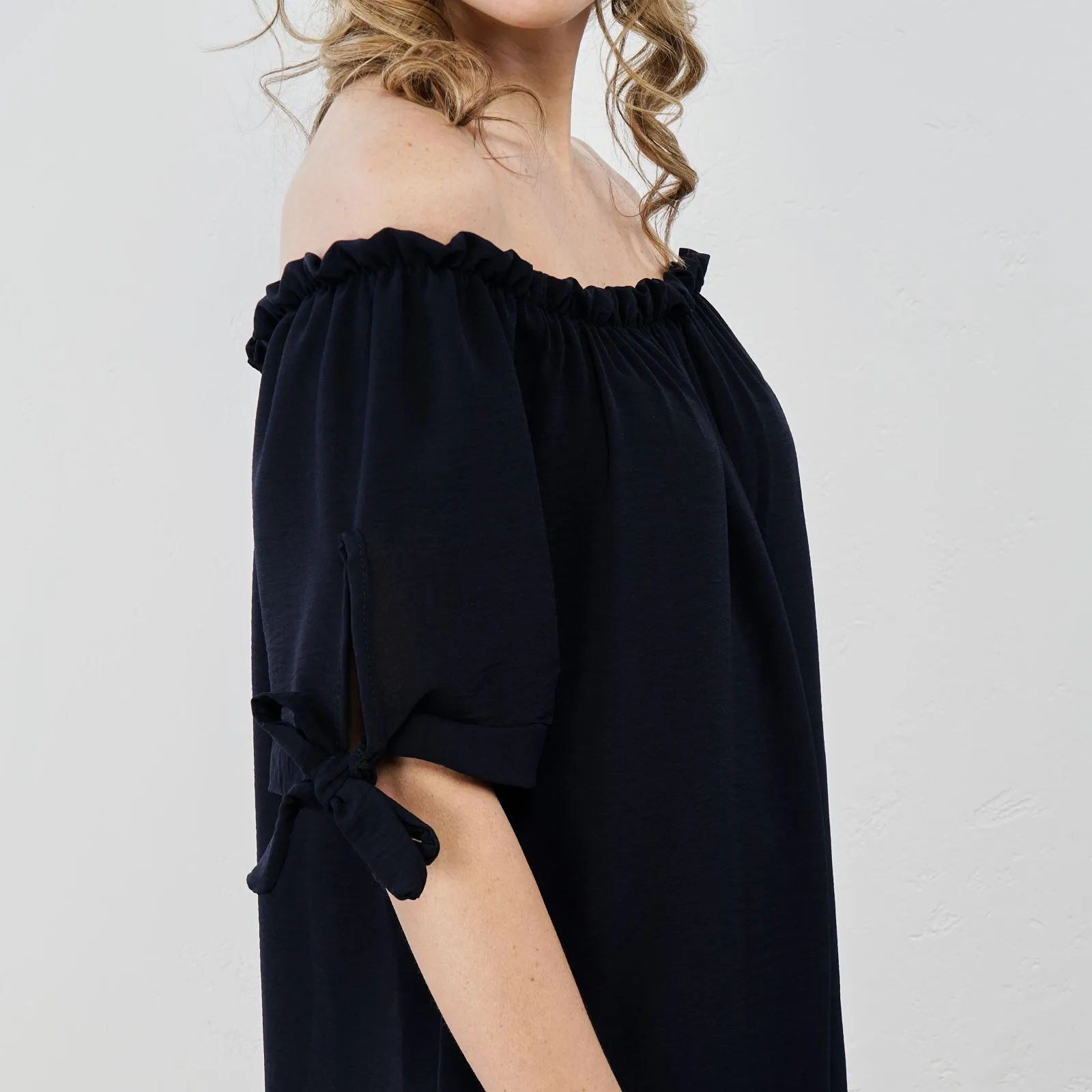 Vestito corto blu con scollo arricciato